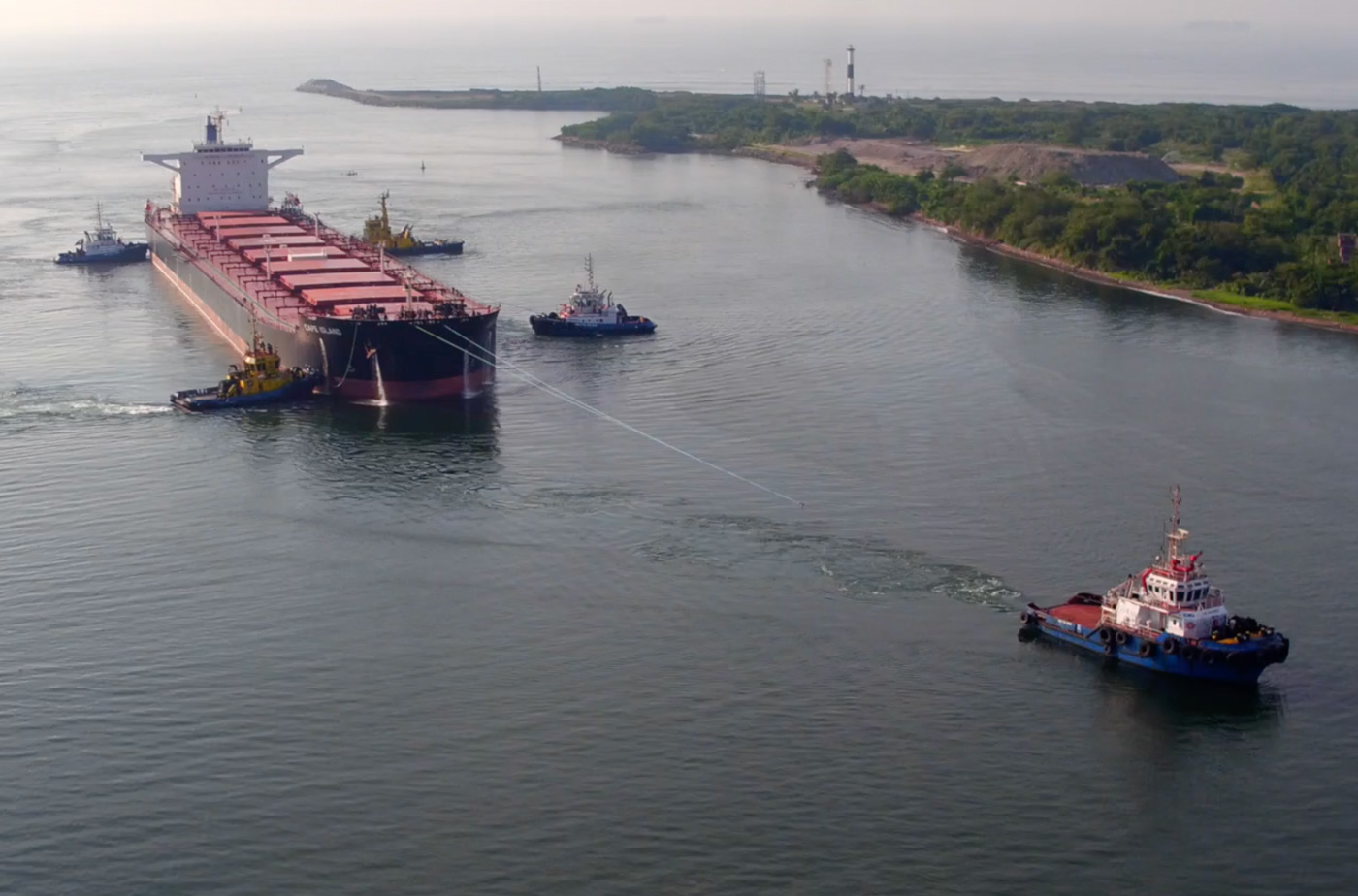 Remolcadores maniobrando en puerto