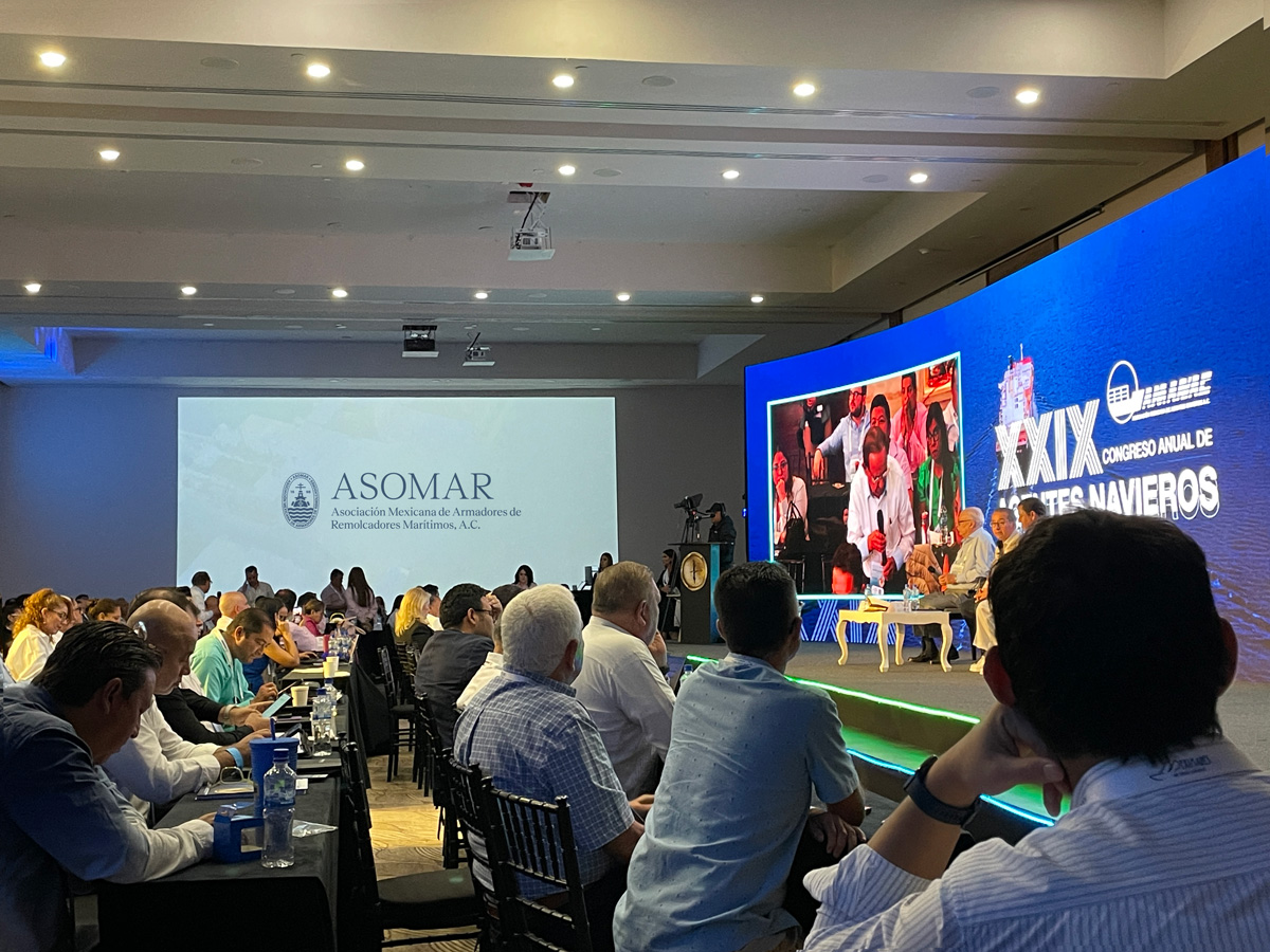 Conferencia sobre remolque portuario durante el congreso en Veracruz