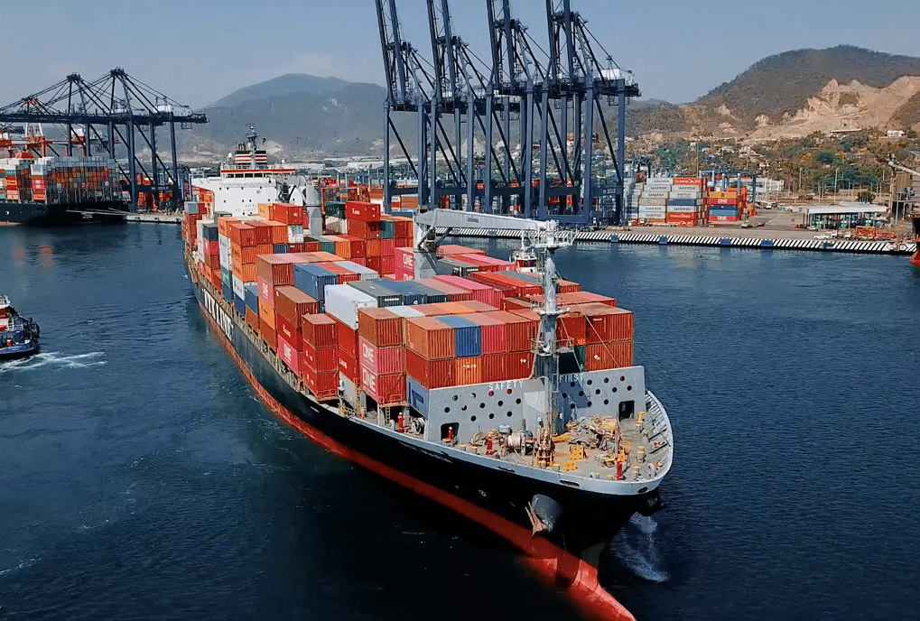 Buque portacontenedores maniobrando en un puerto mexicano